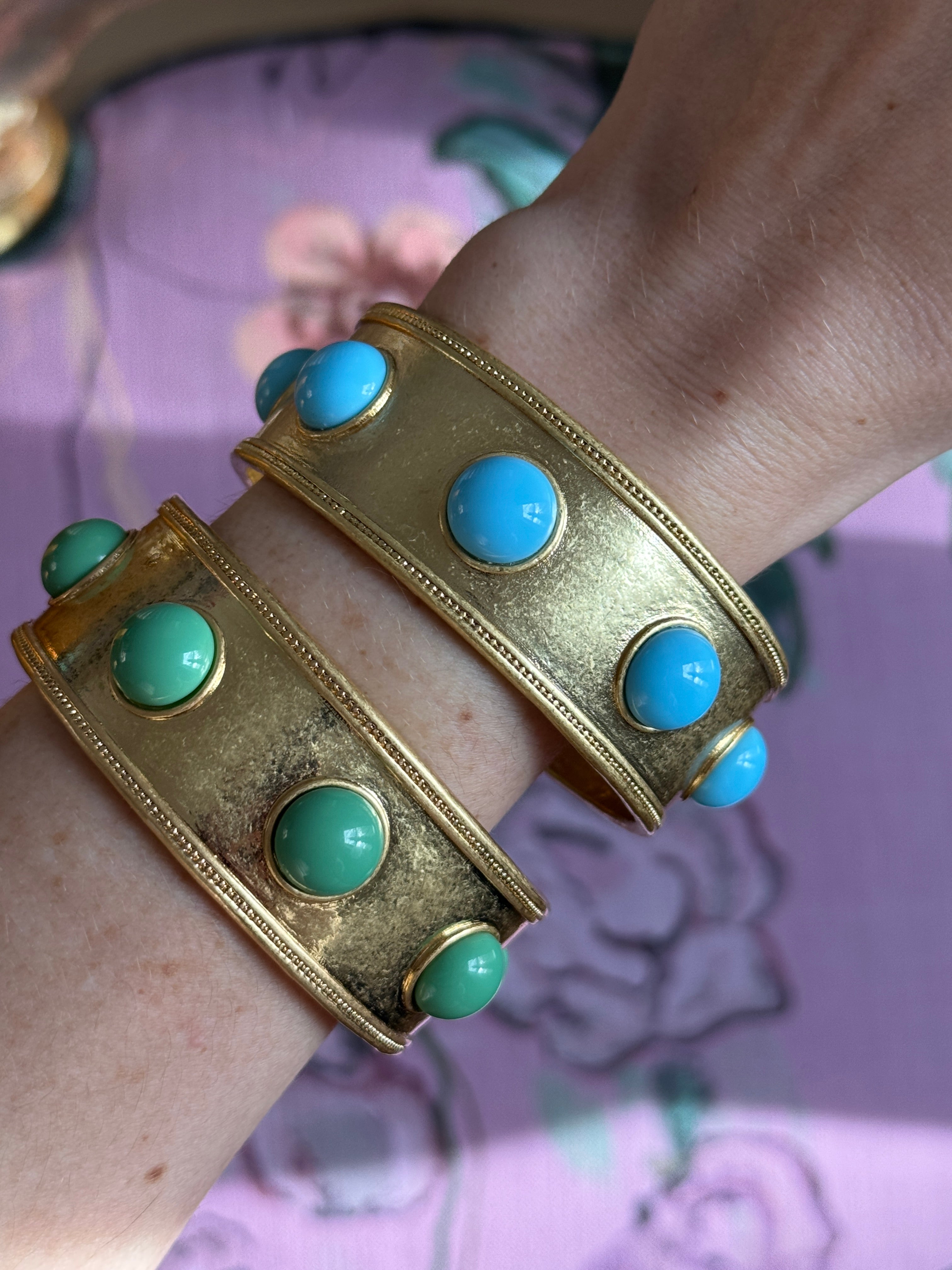 How to Style Stackable Bangles: Vintage-Inspired Bracelet Ideas for Every Outfit