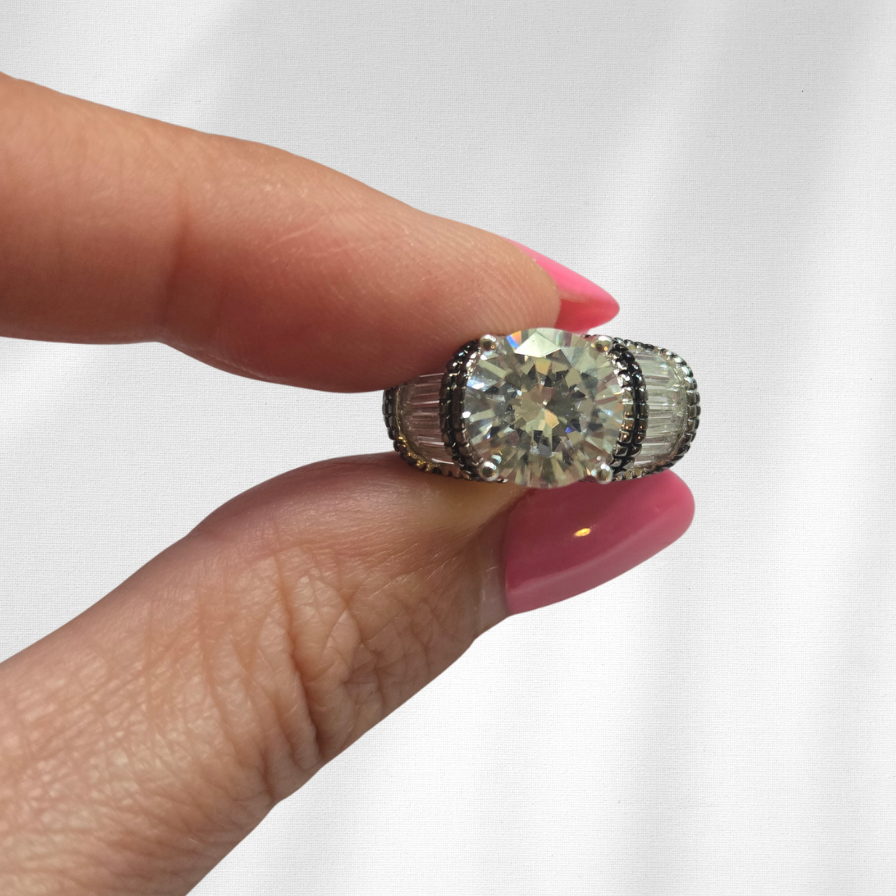 Vintage Silver Ring with Round Crystal and Onyx Detail
