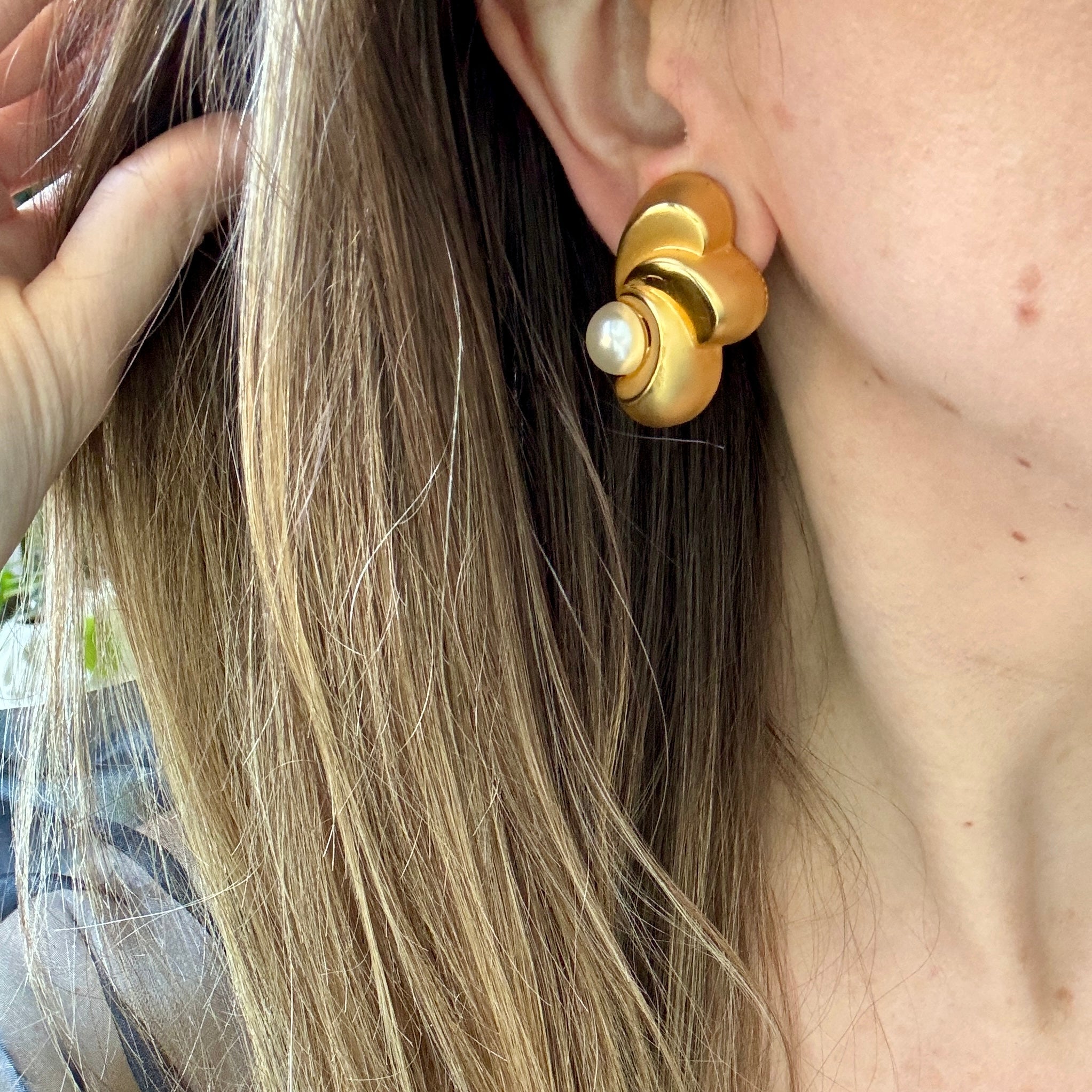 French Brushed Gold Swirling Pearl Clip On Earring