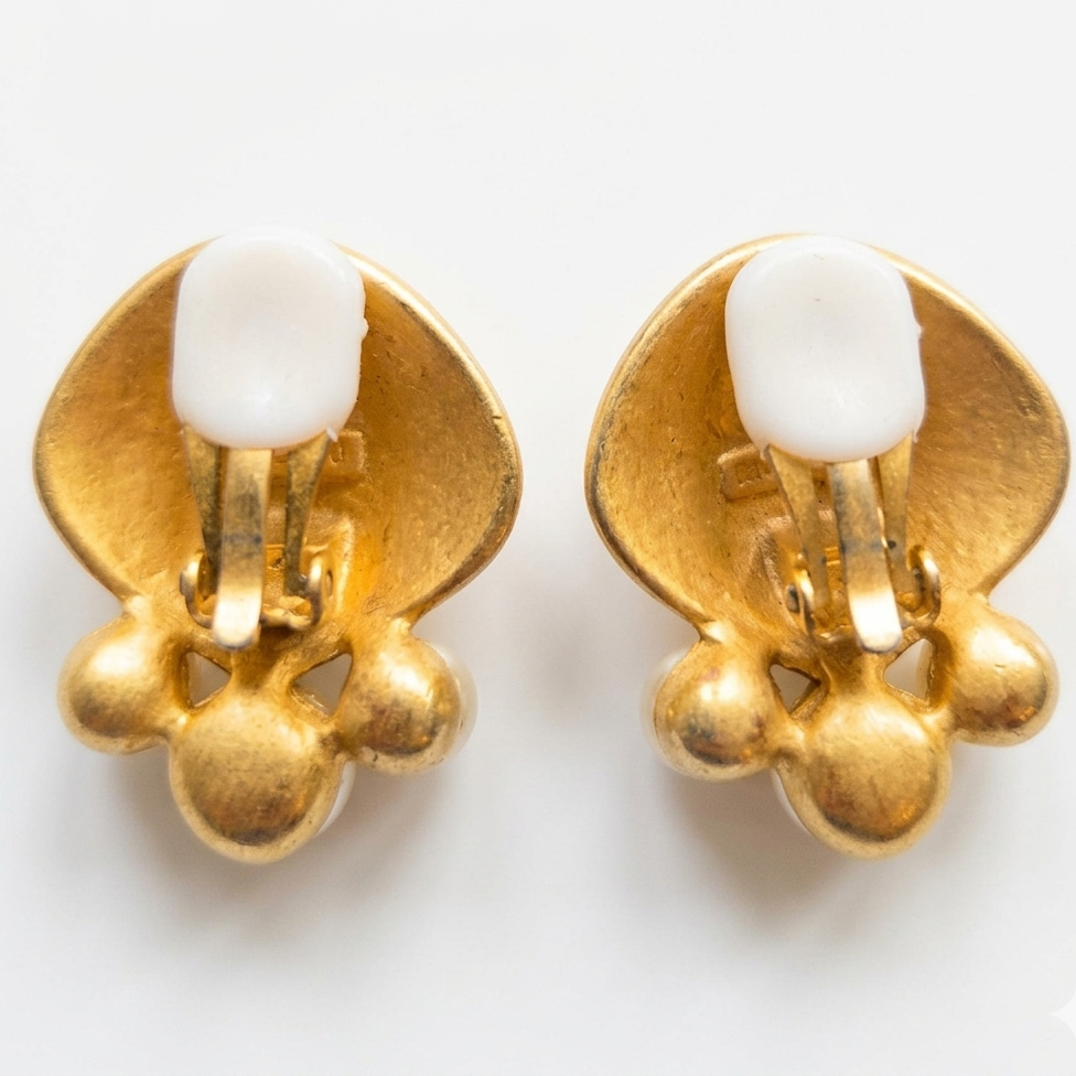 Vintage Signed Richelieu Seashell Earrings