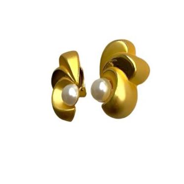 French Brushed Gold Swirling Pearl Clip On Earring